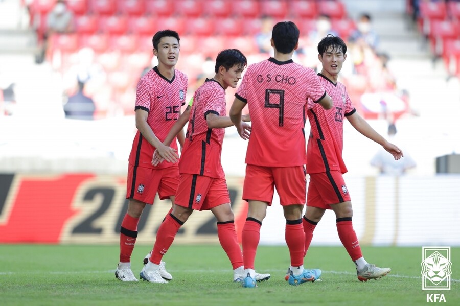 [E-1 챔피언십] '쩔쩔매는' 한국, 일본과 0-0으로 전반 종료