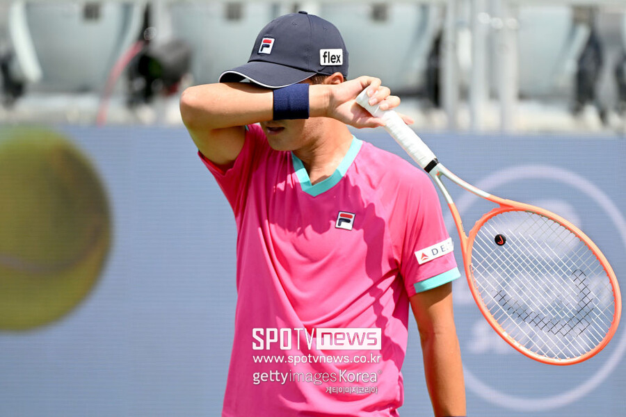 ▲ 2022 ATP 투어 애틀랜타 오픈에서 권순우가 땀을 닦고 있다.