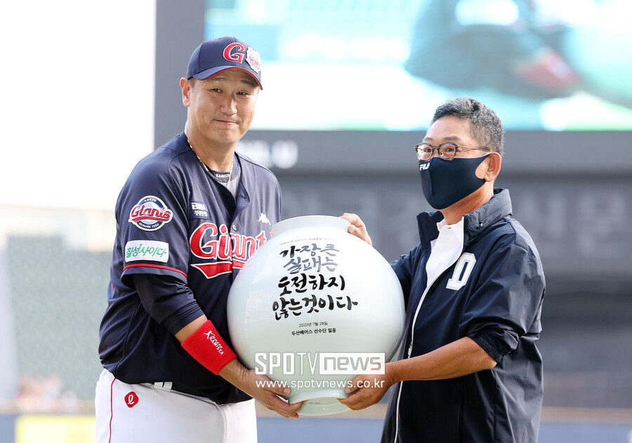 ▲ 이대호(왼쪽)와 전풍 두산 베어스 사장 ⓒ 연합뉴스