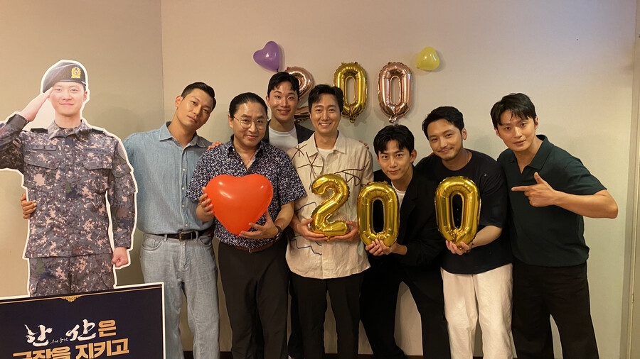 ▲ '한산:용의 출현' 주역들의 200만 돌파 인증샷. 제공|롯데엔터테인먼트