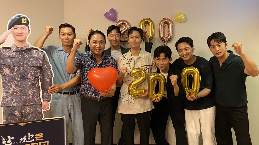 ▲ '한산:용의 출현' 주역들의 200만 돌파 인증샷. 제공|롯데엔터테인먼트
