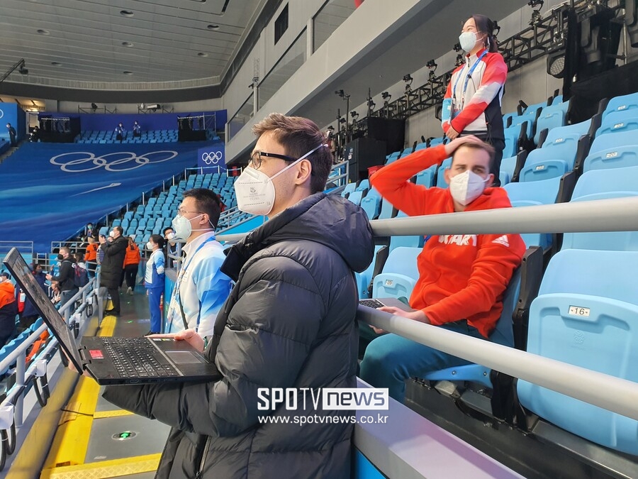 ▲ 한 헝가리 기자(오른쪽)가 7일 나온 심판 판정을 두고 황당한 표정을 짓고 있다. ⓒ베이징, 고봉준 기자