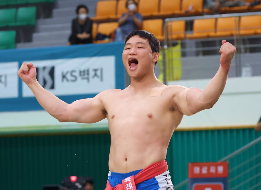▲ 보은장사씨름대회에서 금강장사에 오른 김기수 ⓒ대한씨름협회