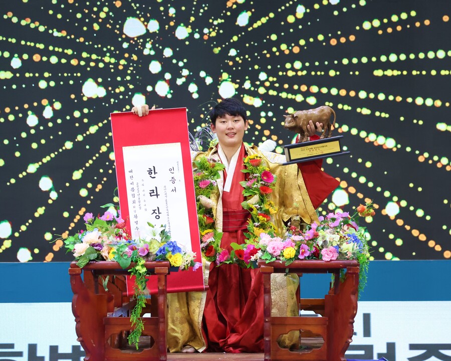 ▲ 들배지기의 위력을 보여주며 한라장사에 오른 오창록 ⓒ대한씨름협회