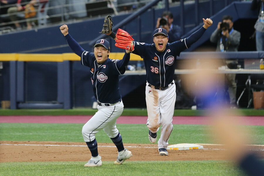 ▲ 2019년 두산 베어스의 통합 우승 확정 뒤 환호하는 배영수(왼쪽). ⓒ 두산 베어스