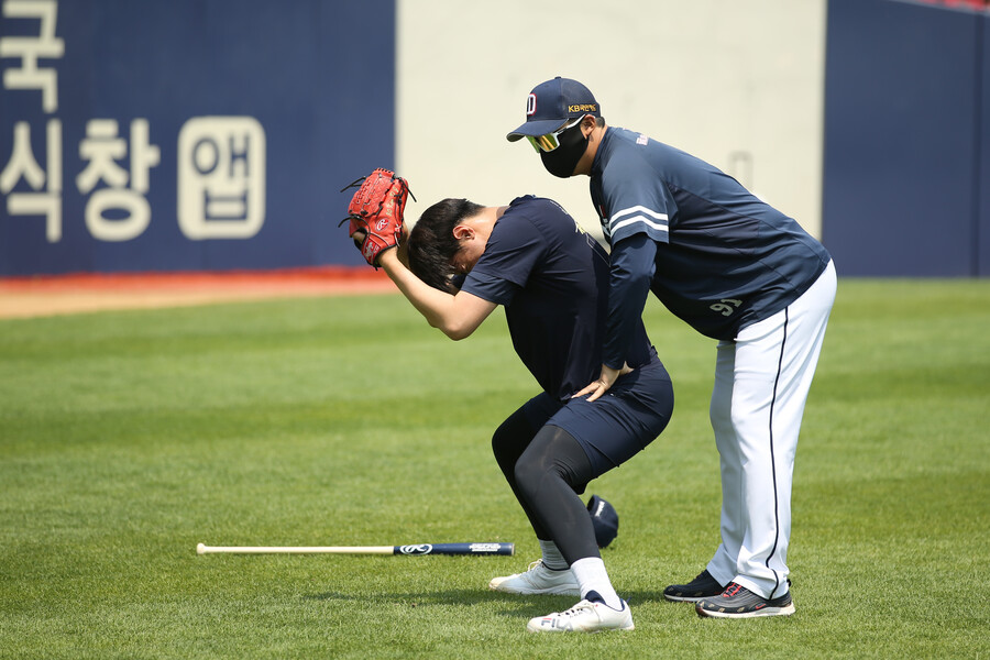 ▲ 이제는 후배들을 지도하는 배영수 두산 베어스 불펜코치(오른쪽) ⓒ 두산 베어스