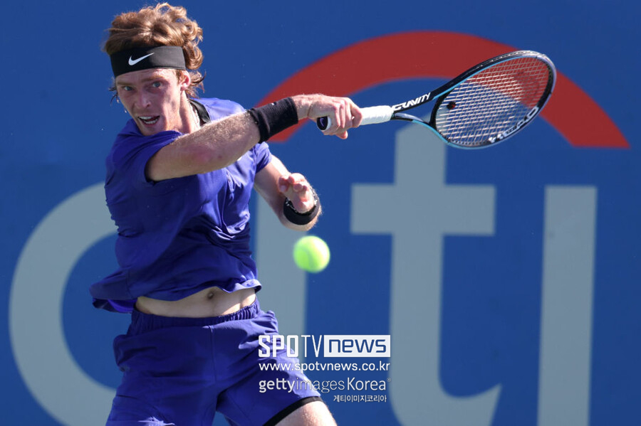 ▲ 2022 ATP 투어 시티 오픈 단식 1회전에서 안드레이 루블레프가 경기를 펼치고 있다.