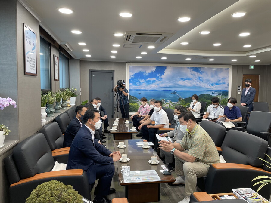 ▲ KBO 허구연 총재(오른쪽)이 박종우 거제시장과 회의하고 있다. ⓒ KBO