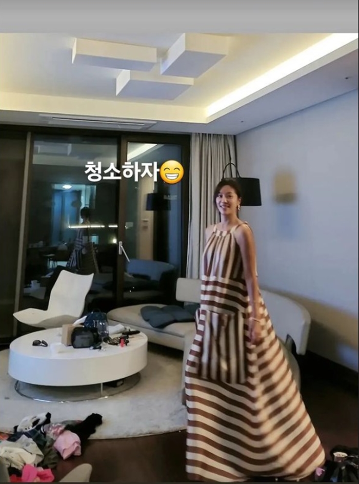 '이영돈♥' 황정음, "청소하자"더니…드레스로 바닥 쓸 기세