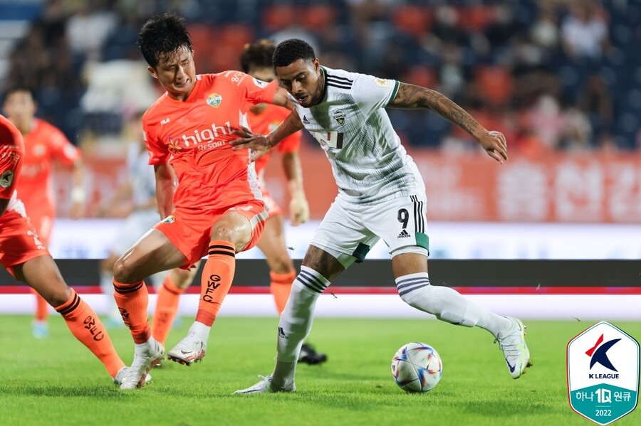 ▲ 치열하게 싸운 강원FC와 전북 현대 ⓒ한국프로축구연맹