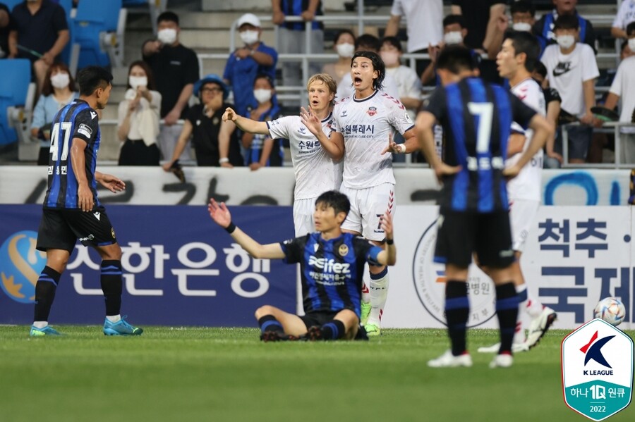 ▲ 김현(오른쪽)이 두 번의 강력한 슈팅 끝에 팀에 승점을 선물했다. ⓒ한국프로축구연맹