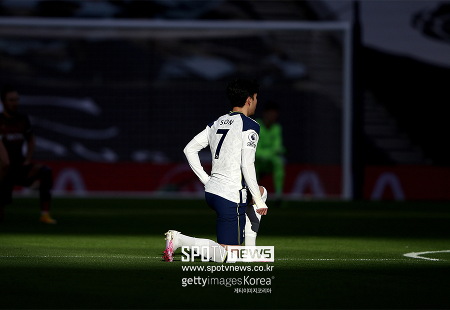 ▲ 이제 프리미어리그 매 라운드에 무릎 꿇는 장면은 없다