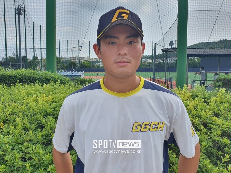 ▲ 경기상고 3학년 유격수 김재상이 4일 신월구장에서 열린 대통령배 신일고와 32강전을 앞두고 포즈를 취하고 있다. ⓒ신월, 고봉준 기자