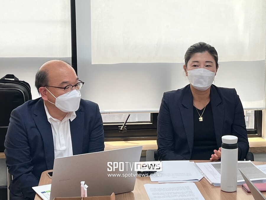 ▲ 여자 핸드볼 전설 홍정호(오른쪽)와 법무법인 지암 김선웅 변호사.
