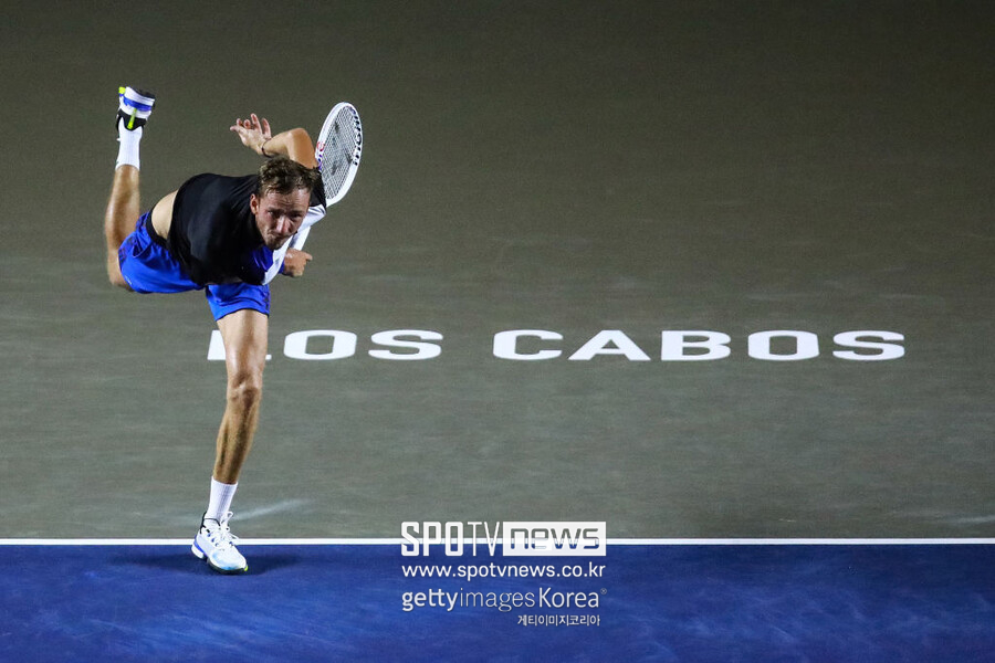 ▲ 다닐 메드베데프가 2022 ATP 투어 로스 카보스 오픈 단식 결승전에서 서브를 때리고 있다.