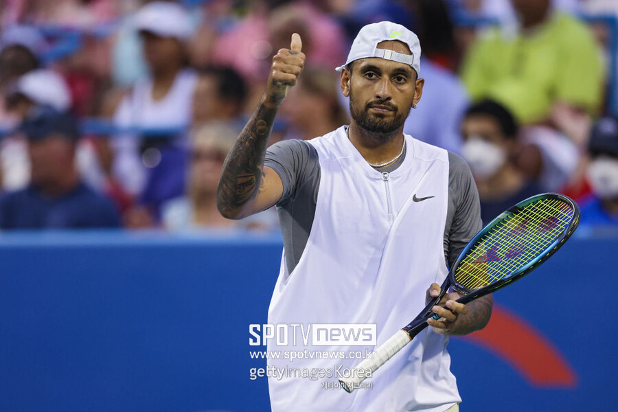 ▲ 2022 ATP 투어 시티 오픈에서 상대방이 멋진 플레이를 펼치자 엄지를 치켜세우는 닉 키리오스