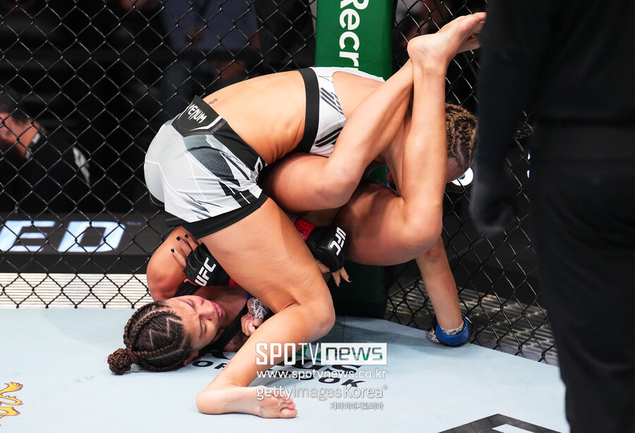 "탭 안 쳤어요" 시치미 뚝…UFC에서도 VAR 돌렸다