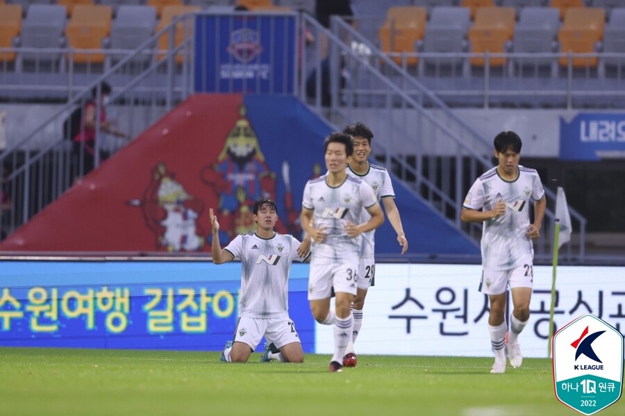 ▲ 수원FC전에서 골을 넣고 두 손을 들어 세리머니를 하는 송민규  ⓒ한국프로축구연맹