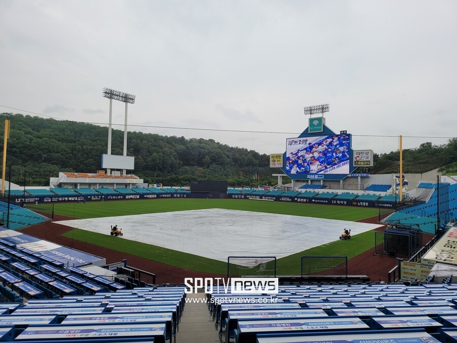 ▲ 11일 삼성 라이온즈와 KIA 타이거즈 경기가 비로 취소됐다. 비 오는 대구삼성라이온즈파크. ⓒ 대구, 박성윤 기자