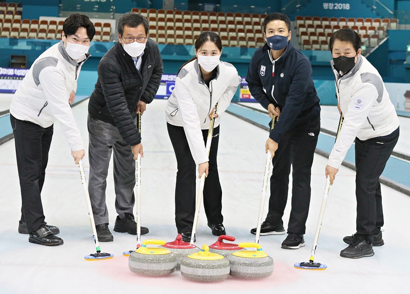 ▲ 왼쪽부터 믹스더블 국가대표 정병진, 김홍규 강릉시장, 믹스더블 국가대표 김지윤, 김용빈 대한컬링연맹 회장, 양재봉 믹스더블 국가대표 감독 ⓒ대한컬링연맹