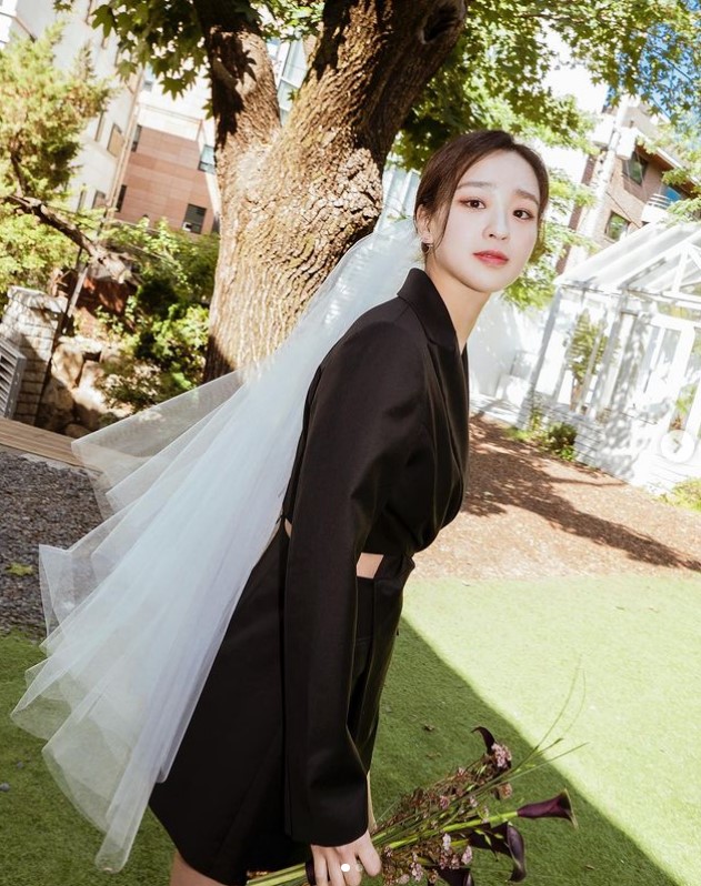 손연재 웨딩 화보 공개…♥9살 연상 금융맨과 손 꼭 잡고 걷네