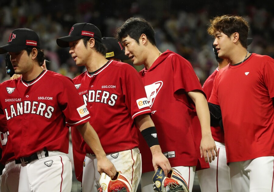 ▲ SSG가 13일 잠실 두산전에서 8-2 승리를 거두고 올 시즌 70승 고지를 가장 먼저 밟았다. ⓒ연합뉴스