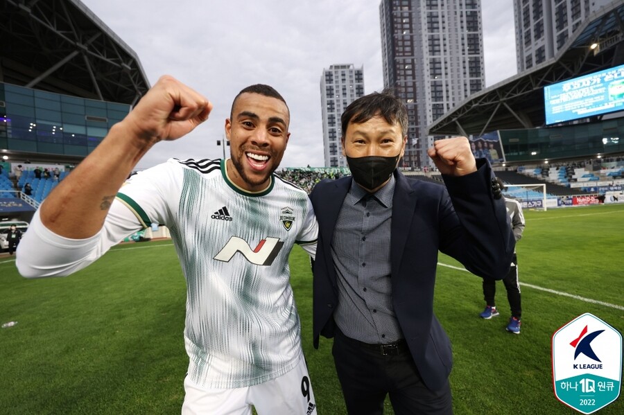 ▲ 구스타보와 김상식 전북 감독. ⓒ한국프로축구연맹