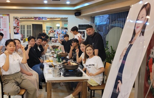 ▲ 송가인이 광주 공연을 마치고 스태프들과 식사를 하고 있다. 제공|포켓돌스튜디오