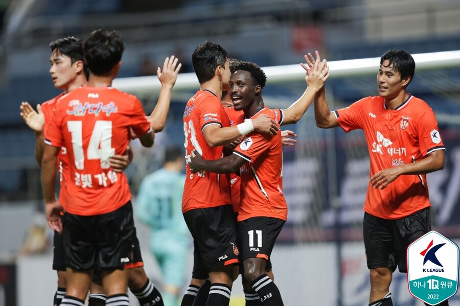 [현장 REVIEW] ‘윤빛가람 무회전 프리킥 골’ 제주, 포항 5-0 대파