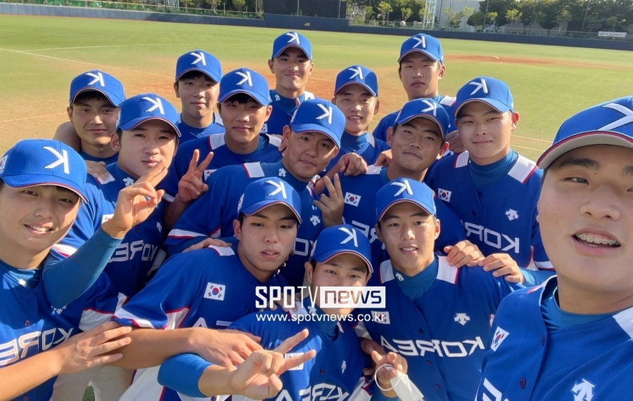 ▲ 심준석(맨 오른쪽)이 2021년 9월 15일 대구시민구장에서 열린 U-23 야구대표팀과 U-18 야구대표팀의 평가전 직후 1년 선배들과 기념사진을 찍고 있다. 당시 심준석은 유일하게 2학년 신분으로 U-18 국가대표로 이름을 올렸다. ⓒ대구, 고봉준 기자