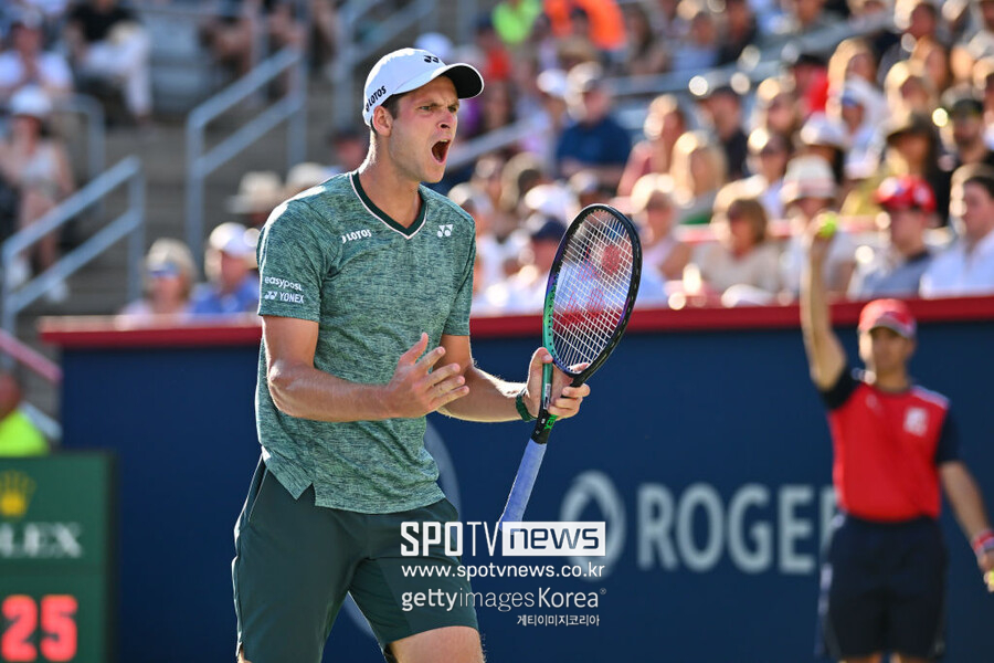▲ 후베르트 후루카츠가 2022 ATP 투어 내셔널 뱅크 오픈 단식 결승전에서 경기가 풀리지 않자 아쉬워하고 있다.