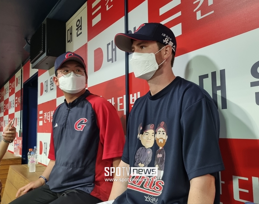 ▲ KBO리그 1년차 롯데 자이언츠 투수 찰리 반즈(오른쪽)는 에릭 요키시를 KBO 롤모델로 꼽았다. ⓒ고척, 박정현 기자