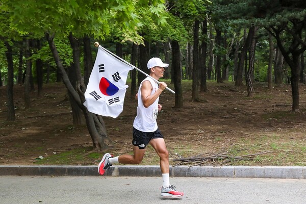 ▲ 션이 광복절 77주년을 맞아 81.5km 마라톤 완주에 성공, 10억여 원의 기부금을 전달했다. 제공|YG엔터테인먼트