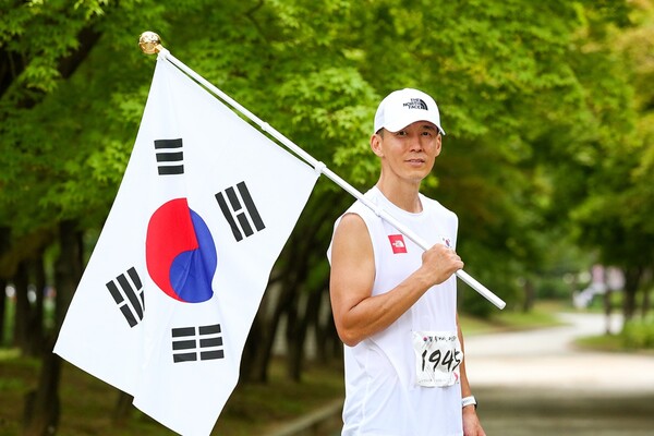▲ 션이 광복절 77주년을 맞아 81.5km 마라톤 완주에 성공, 10억여 원의 기부금을 전달했다. 제공|YG엔터테인먼트