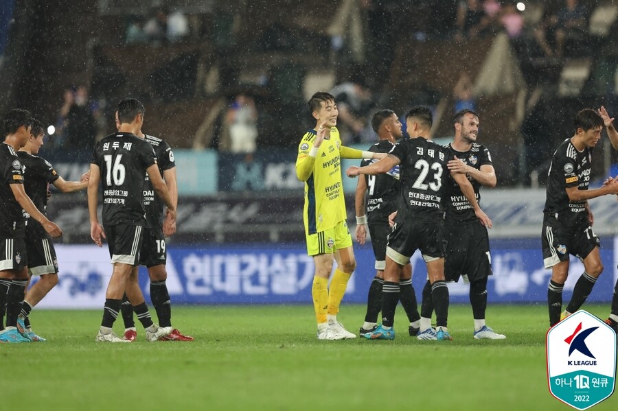 ▲ 지난 13일 대구FC전 4-0 대승을 이끈 뒤 동료들을 격려하는 김태환. 울산 현대의 K리그 우승과 월드컵 본선행이라는 두 마리 토끼 몰이에 온 힘을 쏟는다.  ⓒ한국프로축구연맹