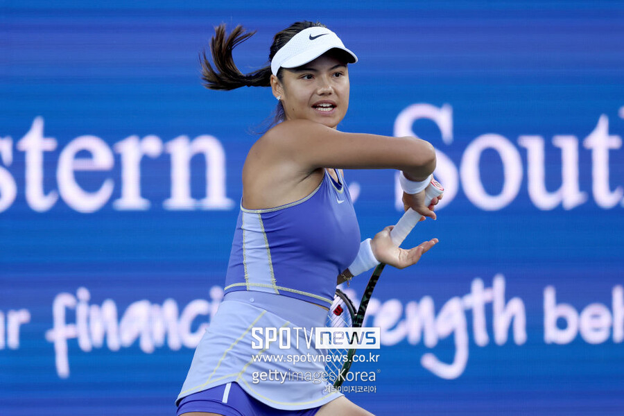 ▲ 에마 라두카누가 2022 WTA 투어 웨스턴 앤 서던 오픈 단식 1회전에서 경기를 펼치고 있다.
