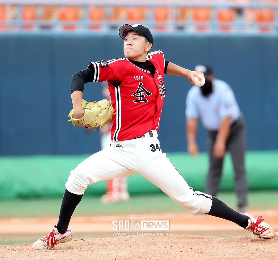 [포토S] 3회초 마운드 오른 전주고 홍주환
