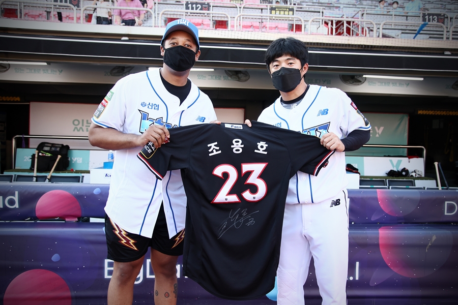▲ 조비안 턴불(왼쪽) 씨와 kt 위즈 외야수 조용호. ⓒkt 위즈