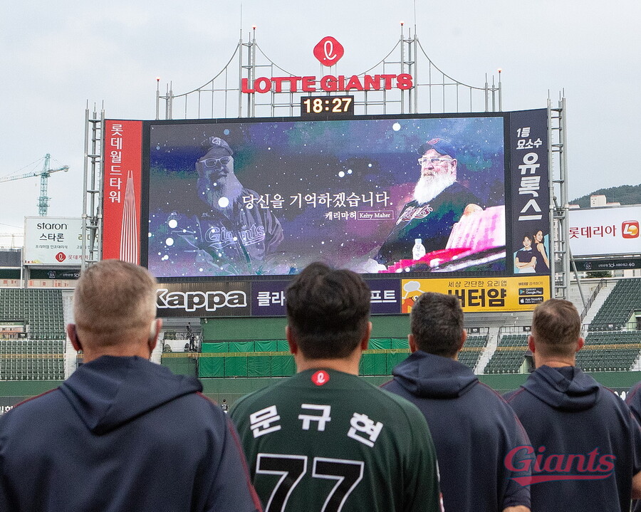 ▲ 롯데 선수단이 17일 사직 두산전을 앞두고 전날 하늘나라로 떠난 캐리 마허 교수를 추모하고 있다.