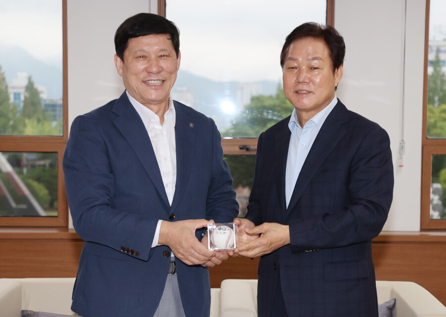 ▲ KBO 허구연 총재(왼쪽)와 박완수 경남도지사 ⓒ KBO