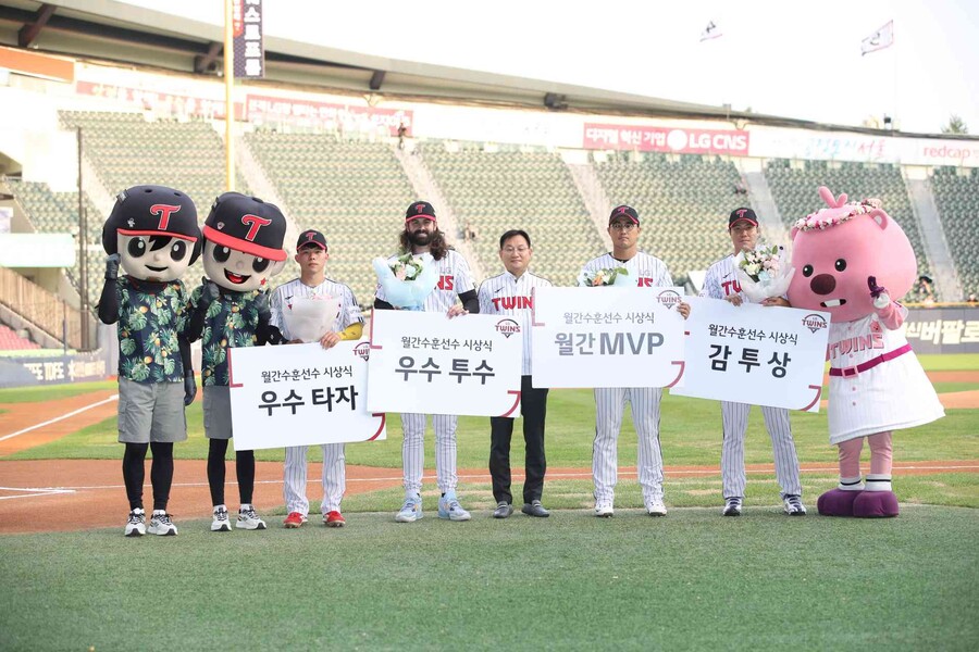 ▲ 왼쪽부터 우수타자 문성주, 우수투수 케이시 켈리, 김성민 LG 화학 부사장, MVP 채은성, 감투상 김진성 ⓒ LG 트윈스