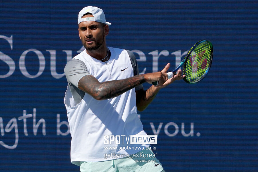 ▲ 닉 키리오스가 2022 ATP 투어 웨스턴 앤 서던 오픈 단식 2회전에서 경기를 펼치고 있다.