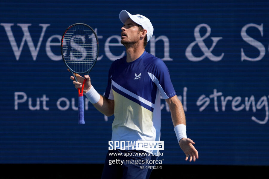 ▲ 앤디 머리가 2022 ATP 투어 웨스턴 앤 서던 오픈 단식 2회전에서 경기가 풀리지 않자 아쉬워하고 있다.