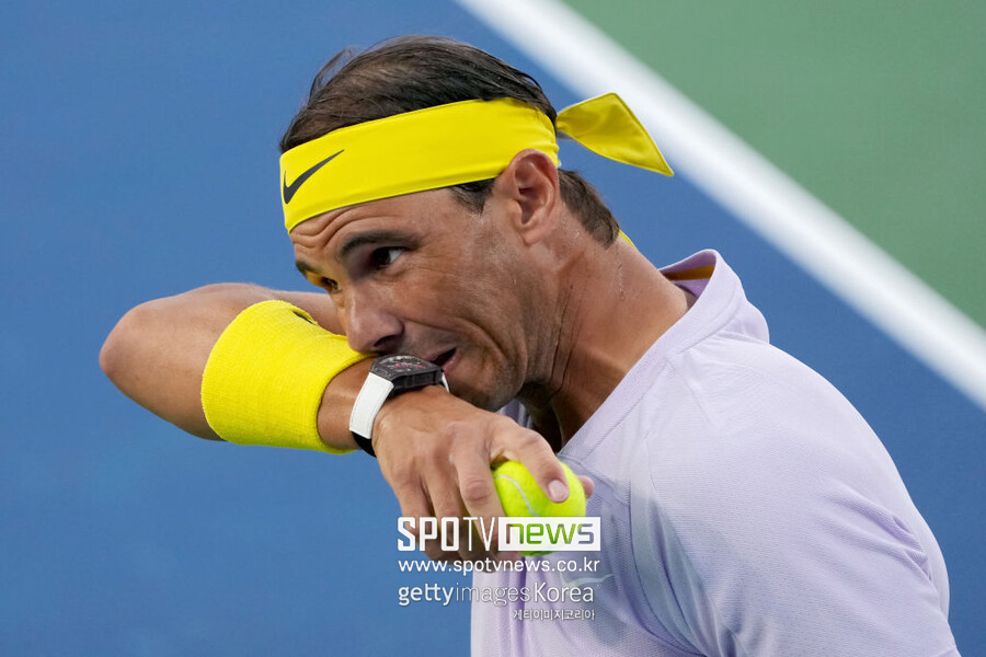 ▲ 라파엘 나달이 2022 ATP 투어 웨스턴 앤 서던 오픈 단식 2회전에서 땀을 닦고 있다.