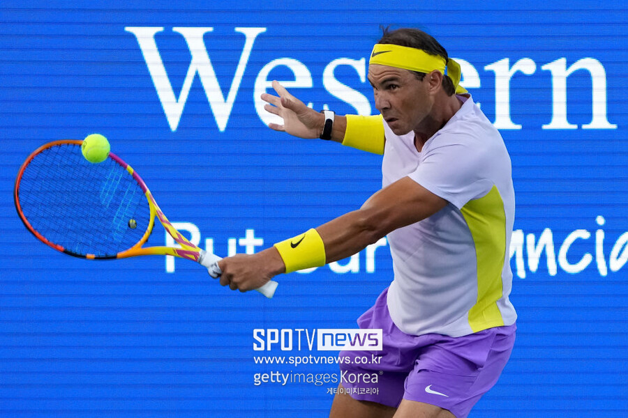 ▲ 라파엘 나달이 2022 ATP 투어 웨스턴 앤 서던 오픈 단식 2회전에서 경기를 펼치고 있다.