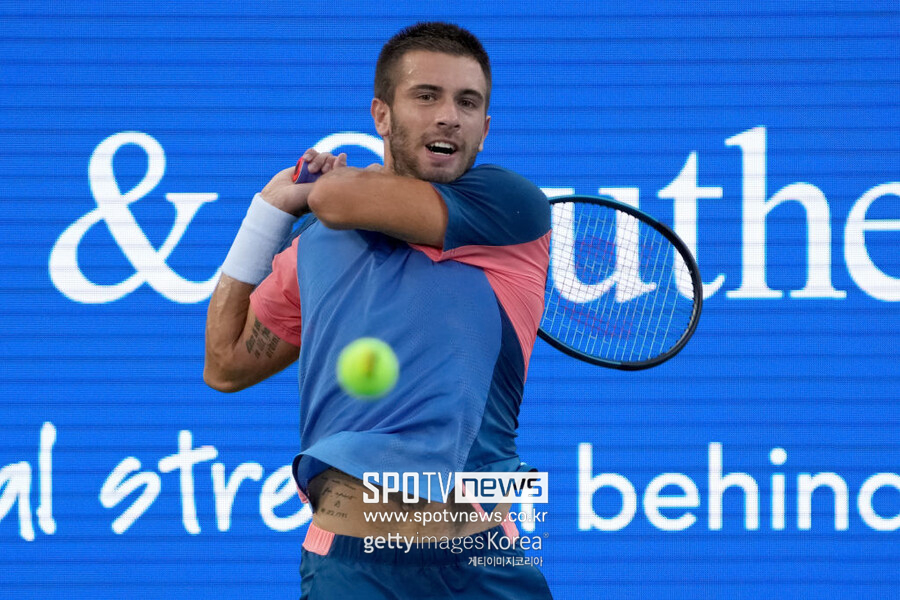 ▲ 보르나 초리치가 2022 ATP 투어 웨스턴 앤 서던 오픈 단식 2회전에서 백핸드를 치고 있다.