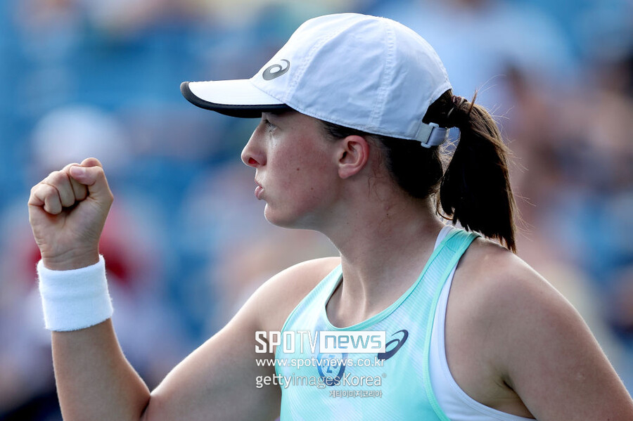 ▲ 이가 시비옹테크가 2022 WTA 투어 웨스턴 앤 서던 오픈 단식 2회전에서 득점을 올린 뒤 주먹을 불끈 쥐고 있다.