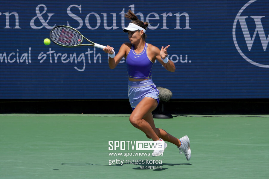 ▲ 에마 라두카누가 2022 WTA 투어 웨스턴 앤 서던 오픈 단식 2회전에서 경기를 펼치고 있다.