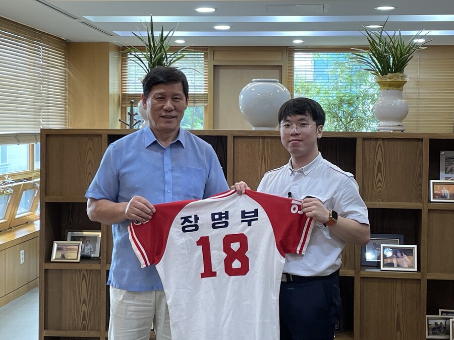 ▲ 장명부의 유니폼을 허구연 KBO 총재에게 대리 기증한 이영곤 다큐멘터리 감독(오른쪽) ⓒ KBO