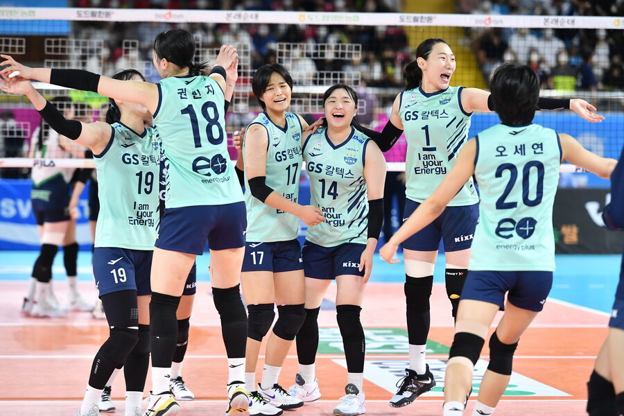 ▲GS 칼텍스 선수들이 19일 순천팔마체육관에서 열린 컵대회 준결승전 현대건설과 경기에서 승리한 뒤 기뻐하고 있다. ⓒKOVO